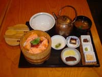 人気の鮭いくらおひつ膳は、１，６００円。