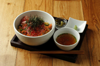 代々木丼セット（ネギトロ・いくら・しらす・鮭）　スープとサラダ、小鉢付き　ボリューム満点